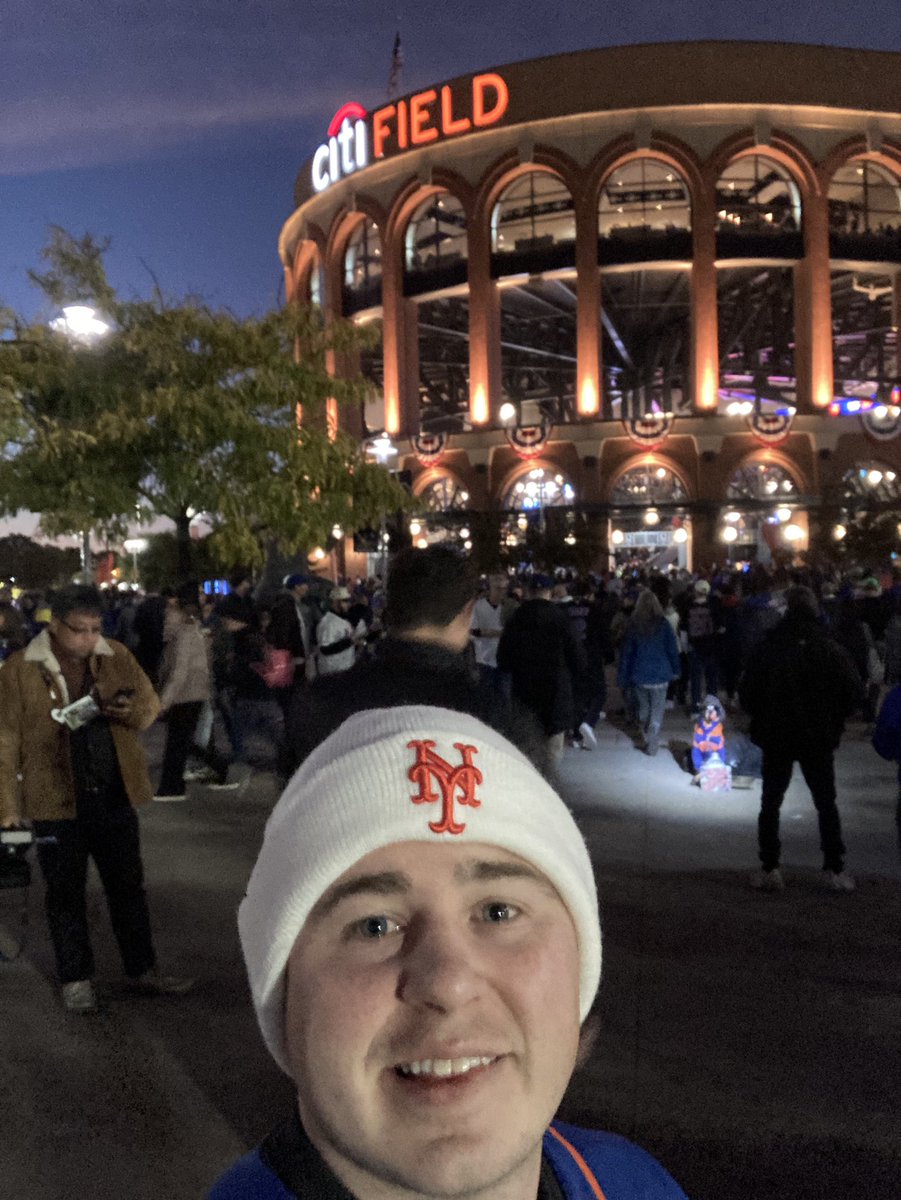 Incredible to be in NYC for the #LLMCongress2024 got to present a poster on T-Cell lymphoma outcomes and was then able to take in a Mets game.