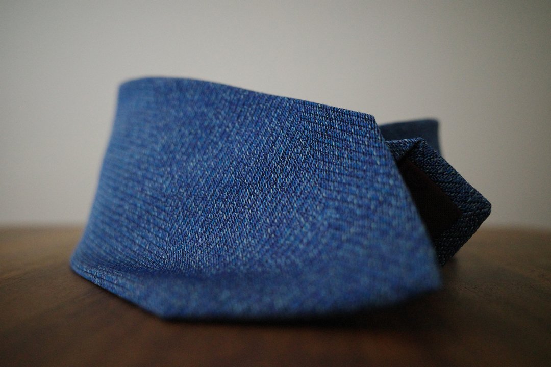 このソリッドタイはボリューム感が出るように工夫したジャカード織生地です。⁡
こちらも正真正銘シルク100パーセントのネクタイとなっています！