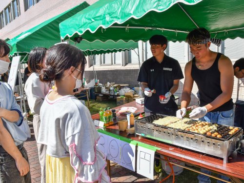 isu_information's tweet photo. 秋晴れに恵まれた10月12・13日、石鳳祭を開催しました。ステージではお笑いライブや音楽ライブ、NHKの番組収録等が行われました。教室や中庭ではゼミや研究室による模擬店、ミニ・オープンキャンパスなど様々な企画が行われ、多くの方で賑わいました。ご来場いただき誠にありがとうございました！ https://t.co/vf6v4IlisQ