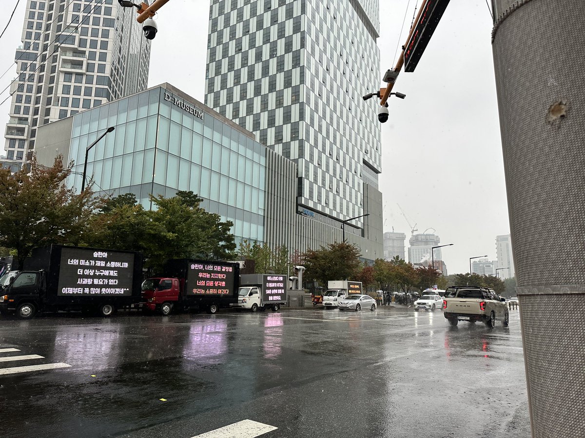 theboyfromilsan's tweet image. im getting so emotional, the trucks stayed and there are many people who came despite the heavy rain... really, thank you so much guysㅠㅠ

SEUNGHAN, THIS IS FOR YOU 😭

#JUSTICE_FOR_SEUNGHAN
#UnfairExit_Seunghan
#SMSupportsBullying 
#SM_쓰레기