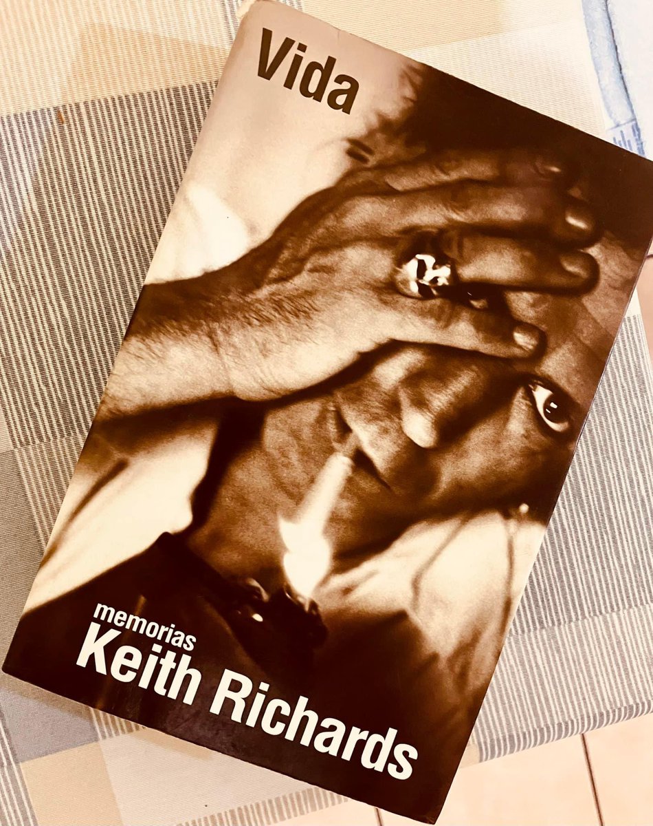 EmilioEstradaB's tweet image. #RetoLector2024📖

#Biografía #Capítulo7

“En 1970 tuvimos un problema. Nos encontramos en una situación ridícula en la que Klein [manager] nos tenía que prestar dinero que nunca podríamos permitirnos devolverle porque él no había pagado los impuestos…”

#CulturaStone🤘