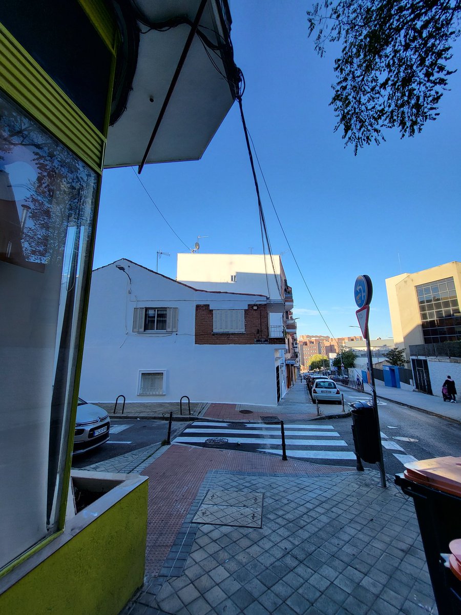 Paleogemer's tweet photo. @Lineamadrid @jmdvicalvaro cable colgando enrollado a una farola. Camino de la fuente de arriba casi esquina con Avenida Real. Vicálvaro. https://t.co/CbliqFPDc6