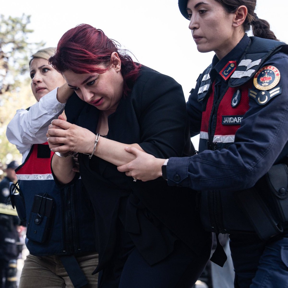 darkwebhaber's tweet photo. Jahrein: Öldürdüğü bebek sayısı belli olmayan bu kadını bile önden kelepçeleyip götürmüşler.   

Ben hangi terör suçunu işledim de ters kelepçeleyip 2 kez yürüttünüz? https://t.co/d2FohePTYd