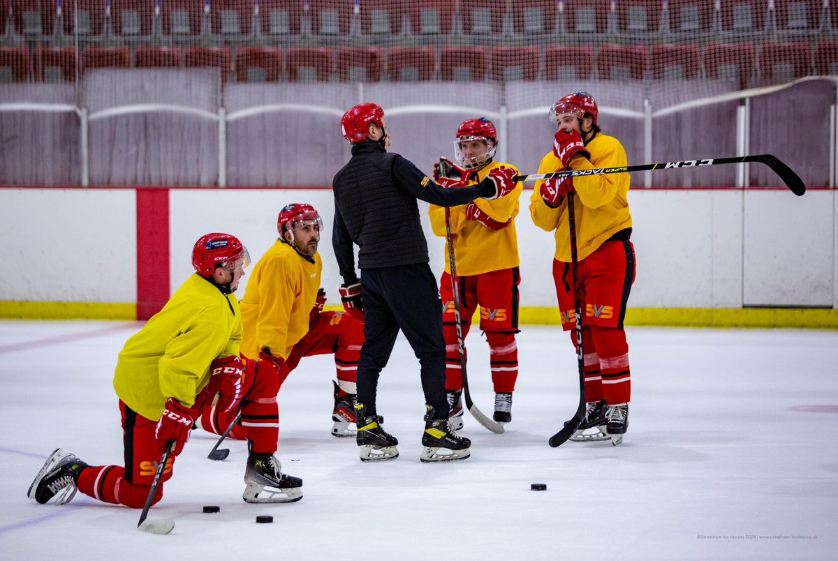 StreathamHockey's tweet photo. Putting the work in ready for this weekend's game against the Romford Buccaneers!
Tickets and details here: https://t.co/b5cQaPrlLE 
#RedHawks #Streatham #thursdaynights #trainingnight https://t.co/G1W40SJ56z