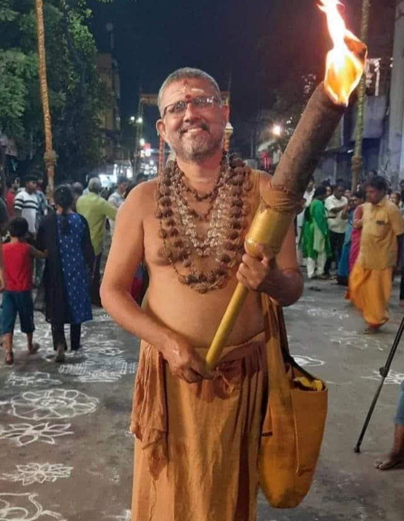 ByRakeshSimha's tweet photo. V. Ramkumar of Mannargudi quit his job as a consultant at the World Bank and became an ascetic. Taking the name Brahmanandha Saraswathi, he started performing the torch-carrying service at the Panguni Utsavam of the Kapaleeswara Temple in Chennai.

Appreciating his services, the Prime Minister's Office has hired him as a consultant in the e-governance project to manage Hindu temples.

Swami Saraswathi identifies temple properties and presents them before the central government. He says there will be a big change if temple properties are identified and managed properly.

Prime Minister Narendra Modi knows how to pick the right people for the right task.