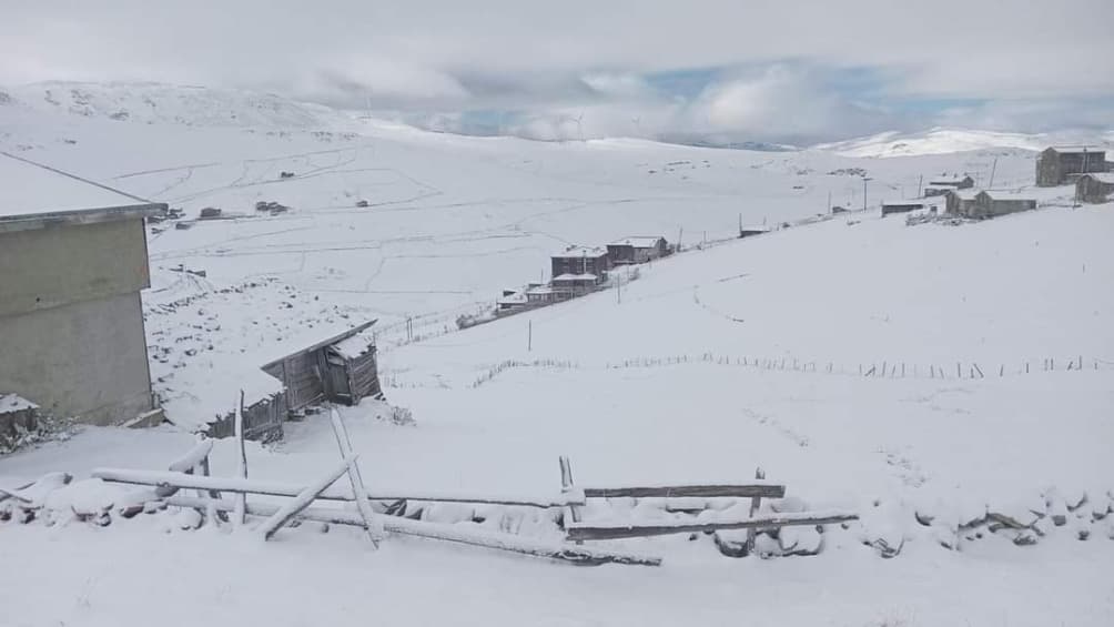 Trabzon'un Çaykara ilçesindeki dünyaca ünlü turizm merkezi Uzungöl'ün yüksek kesimleri beyaz örtüyle kaplandı.

#trabzon #uzungöl