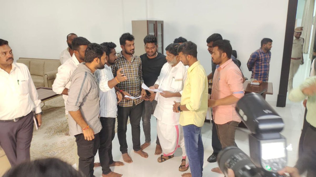 HARIGOU75359768's tweet photo. @revanth_anumula @Bmaheshgoud6666 @Bhatti_Mallu @OffDSB @seethakkaMLA మీ అందరూ ఈరోజు అధికారంలో కూర్చోవడానికి GO 46 అభ్యర్థులు ఎంత కష్టపడ్డారో మీకు తెలియదా మాతో ఒక్కరోజైనా మాట్లాడారా.TRS ని ఎదిరించి కేసుల పాలు అయ్యాము కదా.మీరే కదా ధర్నాలు పెట్టించింది,ఒక్కసారి మాతో మాట్లాడండి 🙏😭 https://t.co/A6fA2fwifr