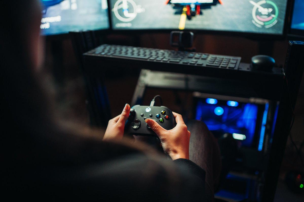 AirspeederHQ's tweet photo. It's #Friday! 
The @AlaudaAero crew had a play on the official @AirspeederHQ game - @CelerosGame
Which of your friends would you race against? Tag them in the comments below!  🚀🏁 

#FutureOfRacing #SteamGames #eSports #Airspeeder
#Celeros #FlyingCarPilots #AlaudaAeronautics https://t.co/eFJxsN9buX