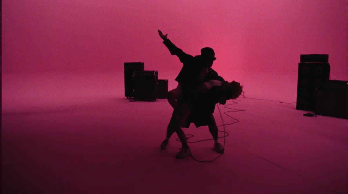 vceymm's tweet photo. so Bruno was all along giving us a hint that there would be a kiss scene in the video 😭 

p.s. the music, lyrics, and mv were all👩‍🍳’s kiss

 #ROSÉ_BRUNO_APT https://t.co/lHclvVr5Hs
