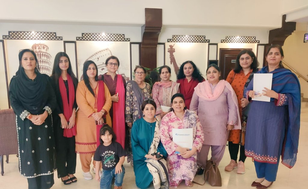 ShamimAshraf79's tweet image. At a recent seminar organized by the Women Journalists Association of Pakistan (WJAP) in collaboration with Freedom Network. It was a great honor to receive a copy of Madam Freeda Hafeez's book, personally handed to me by her. A moment of inspiration.
 #WJAP #FreedomNetwork