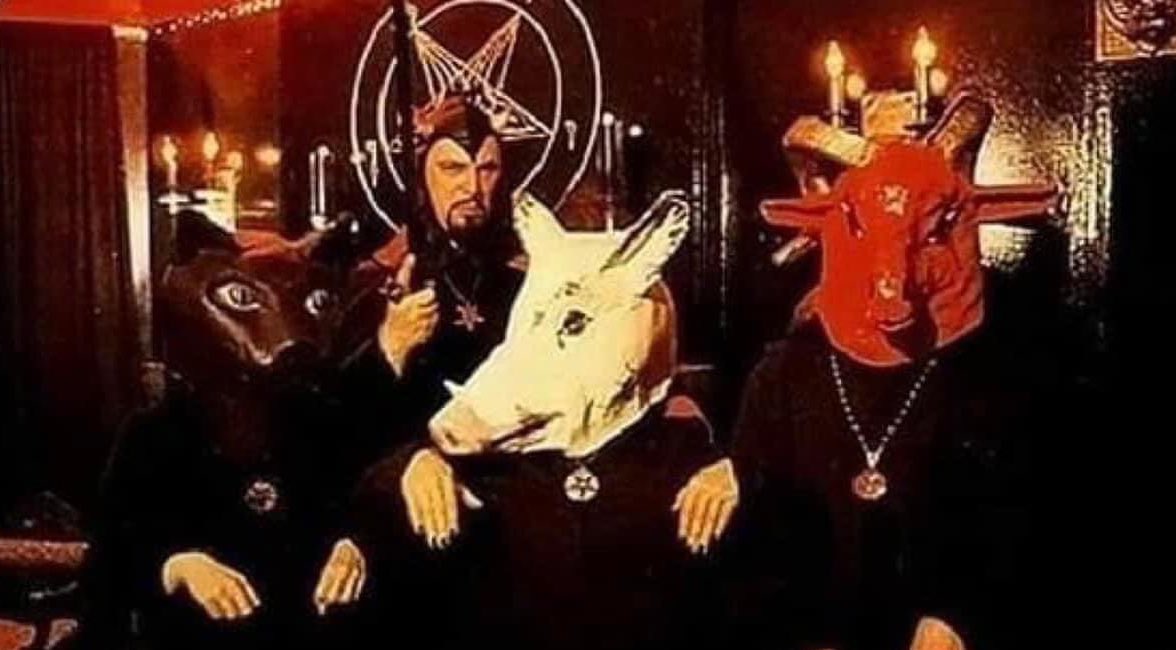 DungeonNoir's tweet photo. What people think D&amp;D is like               What D&amp;D is actually like https://t.co/wYhEwtKIMB