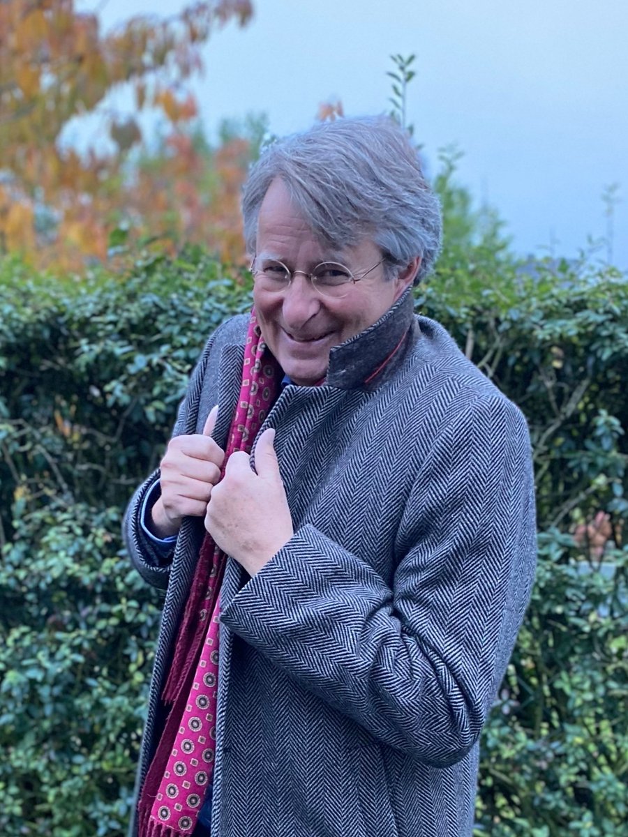 Olaf MÜLLER (@rurschatten) on Twitter photo Und kam die goldene Herbsteszeit,
Die Bücher leuchteten weit und breit,
Der Autor vor seiner Hecke stand,
Es lasen die Menschen im ganzen Land,
Vergaßen den Tatort und auch die Uhr,
Sie lasen die Krimis von Eifel und Rur.
<a href="/GmeinerVerlag/">Gmeiner-Verlag</a> Und kam die goldene Herbsteszeit,
Die Bücher leuchteten weit und breit,
Der Autor vor seiner Hecke stand,
Es lasen die Menschen im ganzen Land,
Vergaßen den Tatort und auch die Uhr,
Sie lasen die Krimis von Eifel und Rur.
<a href="/GmeinerVerlag/">Gmeiner-Verlag</a>