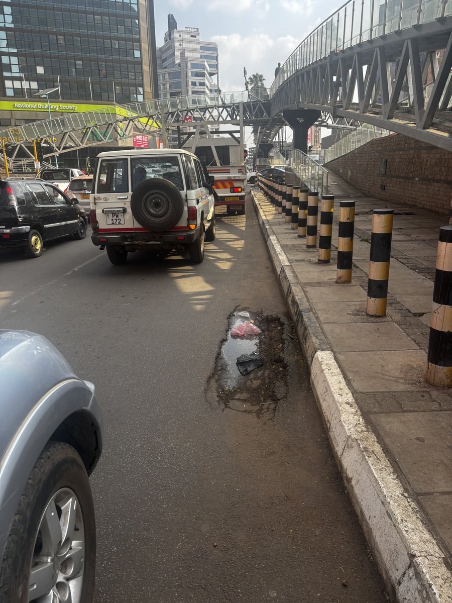 tynoeboss1's tweet photo. @MinistryofTID @MhonaFelix  @
 @Prostruct The design life of this road is 20 years, not merely two months,Fossil Contracting has failed with Lorraine Drive, yet we still have confidence in them and expect the Mbudzi interchange to be completed perfectly while they work on it? https://t.co/Lydyot73XU