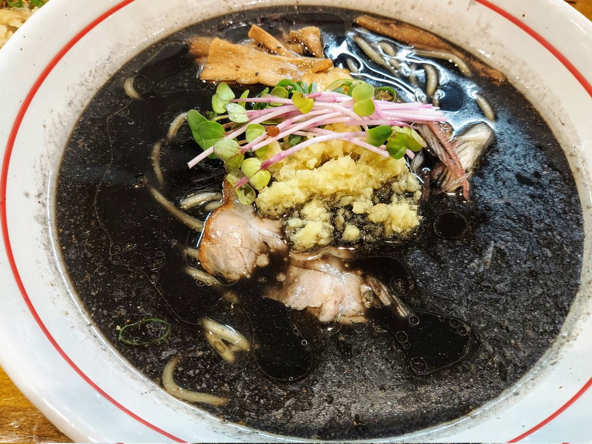 makkuroda's tweet photo. 【イカ墨ジンジャー塩ラーメン】神奈川県横浜市鶴見区「麺屋 ぬまた」さんhttps://t.co/I09KXL76q9の逸品。見た目のインパクトがすごい！イカ墨と薬味的に入っている生姜・ミョウガが効いた味でカラダがポカポカ。スープを飲み干すほど旨い期間限定の新作なんだと。#麺屋ぬまた #イカ墨ジンジャー https://t.co/5ruDmUkhPB