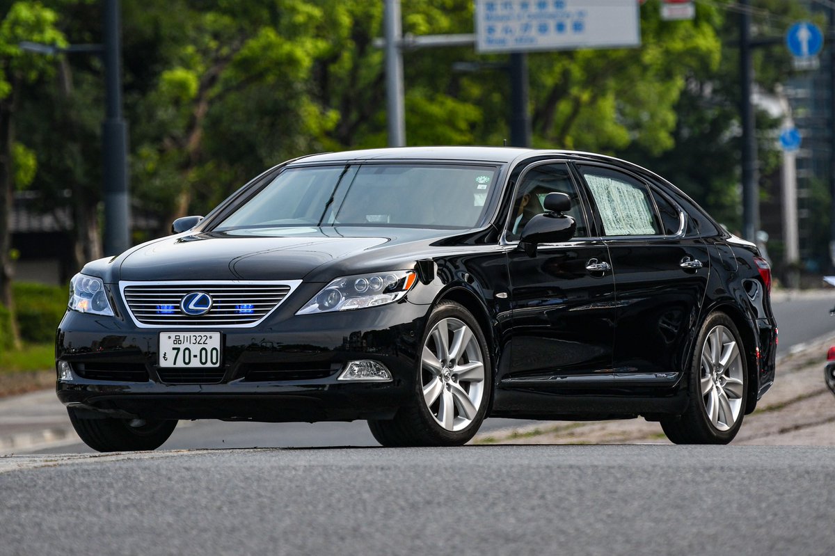 kyuimaru's tweet photo. 内閣総理大臣専用車
レクサスLS600hL（UVF46前期型）

地方用になってからもなかなか西日本に姿を現すことのなかった7000番。
最近ようやく全国回るように。 https://t.co/8v089euYSZ