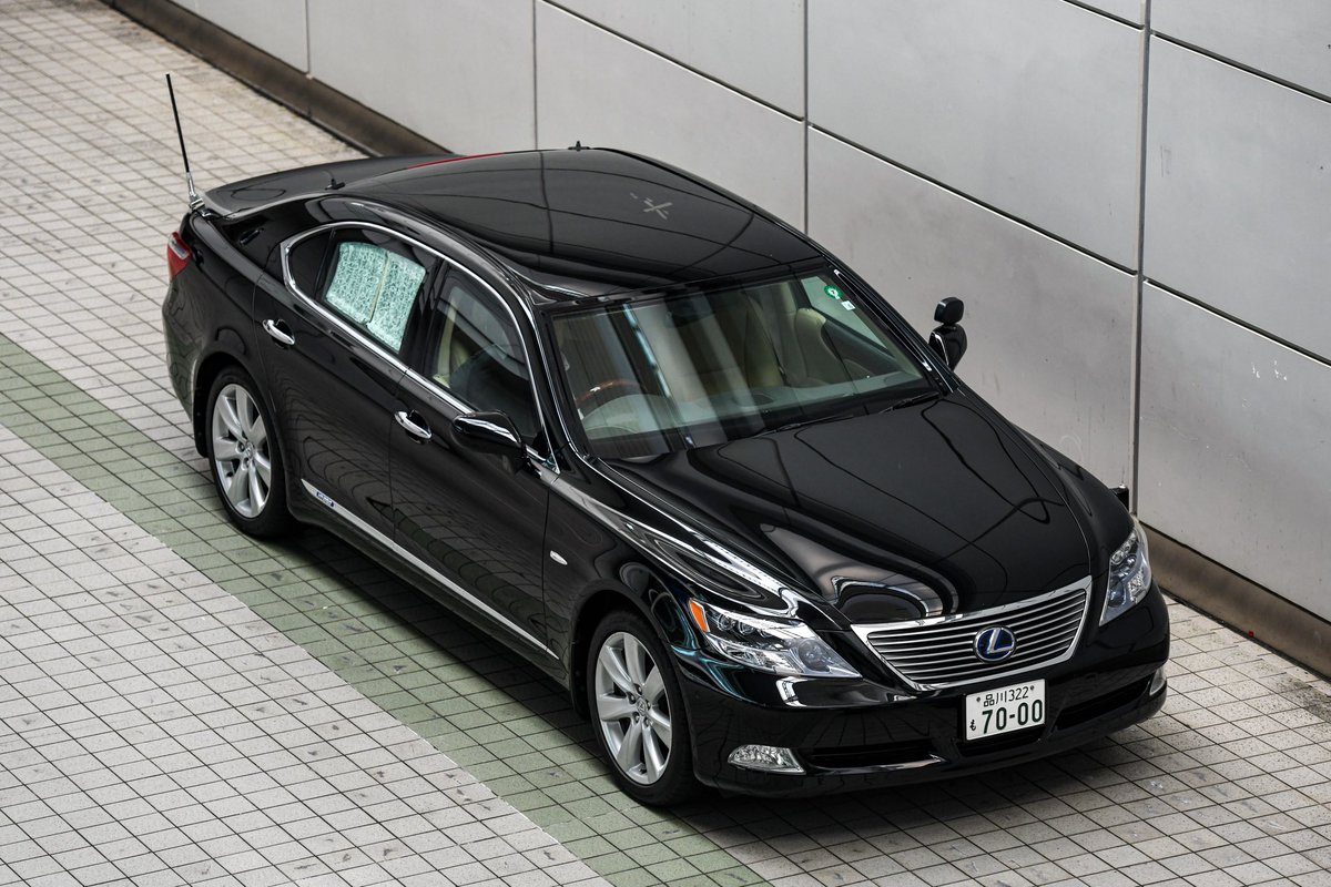 kyuimaru's tweet photo. 内閣総理大臣専用車
レクサスLS600hL（UVF46前期型）

地方用になってからもなかなか西日本に姿を現すことのなかった7000番。
最近ようやく全国回るように。 https://t.co/8v089euYSZ