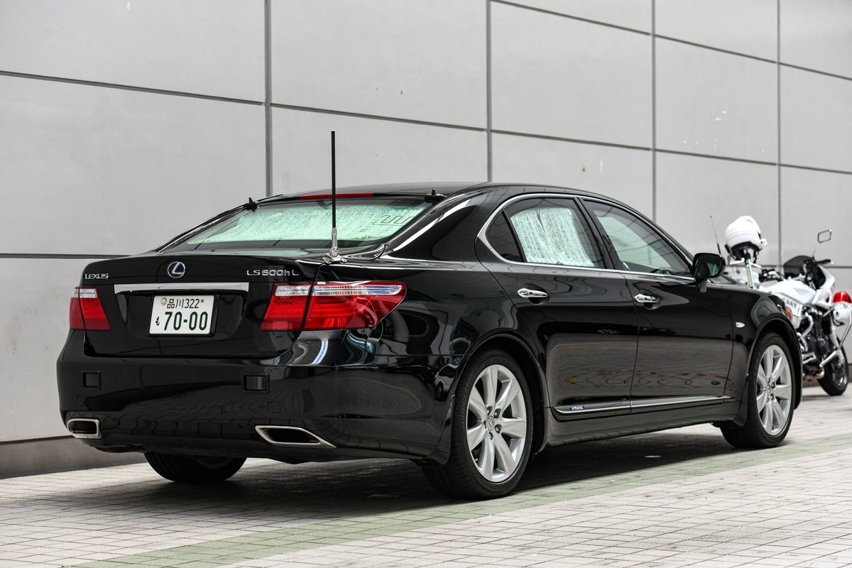 kyuimaru's tweet photo. 内閣総理大臣専用車
レクサスLS600hL（UVF46前期型）

地方用になってからもなかなか西日本に姿を現すことのなかった7000番。
最近ようやく全国回るように。 https://t.co/8v089euYSZ
