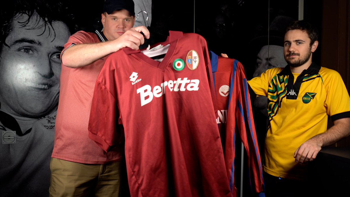 Retroball_NO's tweet image. Kampbrukt Bordeaux og Torino fra LSK sine europakamper på 90-tallet som Trym fra @HardeMottak har fått låne for anledningen av legenden Torgeir Bjarmann.  Bordeaux med mange kjente spillere som Lizarazu, Dugarry og selveste Zidane som møtte LSK i 94/95 sesongen.