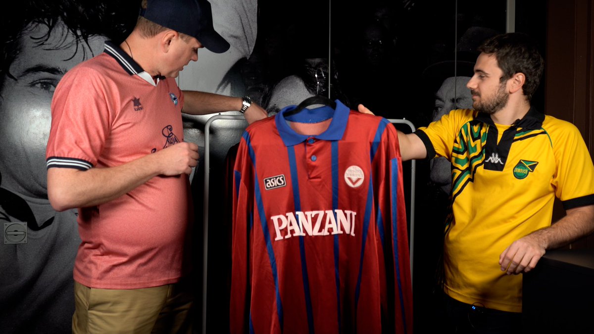 Retroball_NO's tweet image. Kampbrukt Bordeaux og Torino fra LSK sine europakamper på 90-tallet som Trym fra @HardeMottak har fått låne for anledningen av legenden Torgeir Bjarmann.  Bordeaux med mange kjente spillere som Lizarazu, Dugarry og selveste Zidane som møtte LSK i 94/95 sesongen.