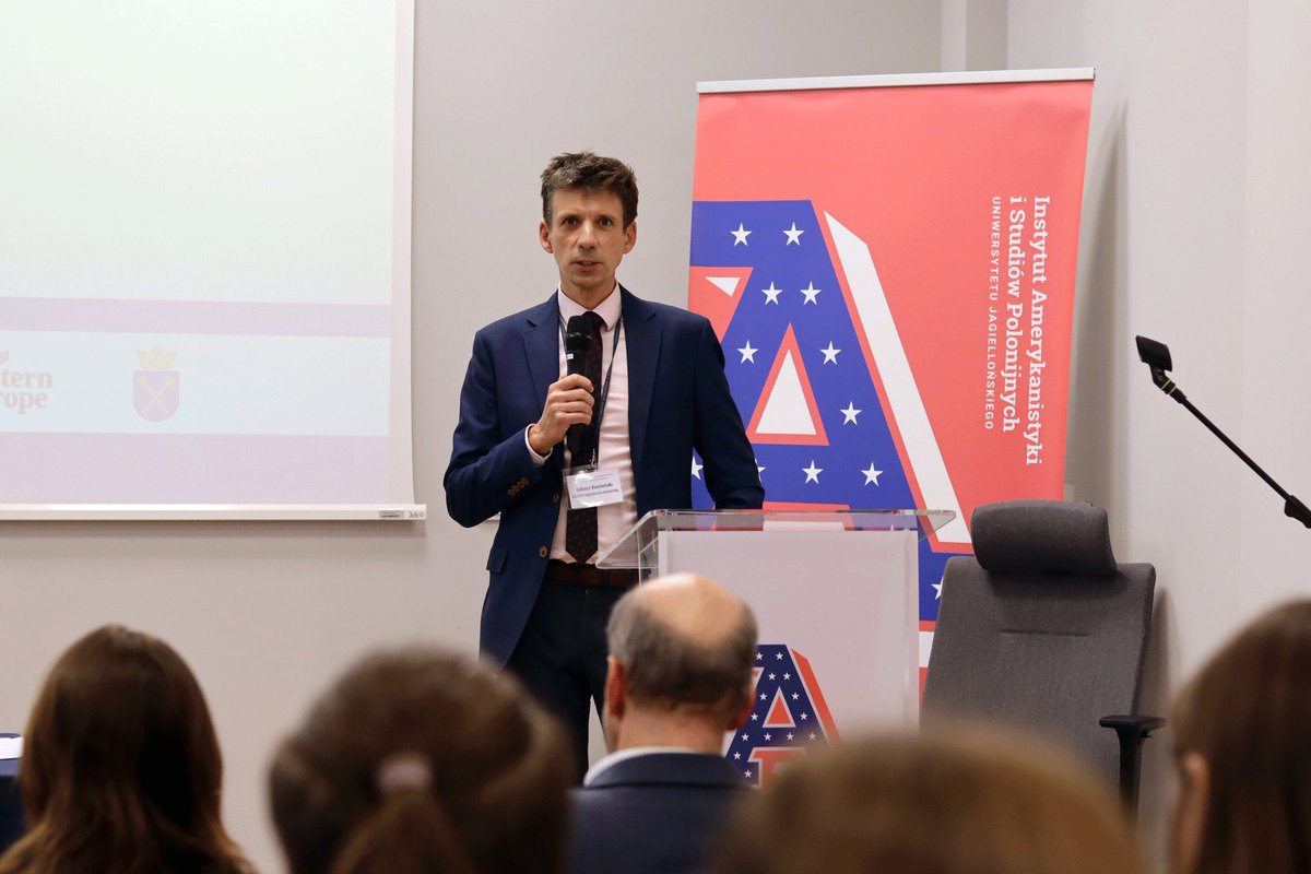 Wczorajszy panel  "Shadows of Truth: Decoding Russia’s Disinformation Campaigns", zorganizowany przez LSE IDEAS CSEEP at the <a href="/JagiellonskiUni/">Uniwersytet Jagielloński</a>, przyciągnął tłumy młodych ludzi studiujących na WSMiP UJ. 
Dyskusję ekspertów moderował <a href="/areichardt/">Adam Reichardt</a>, redaktor naczelny <a href="/NewEastEurope/">New Eastern Europe</a>.