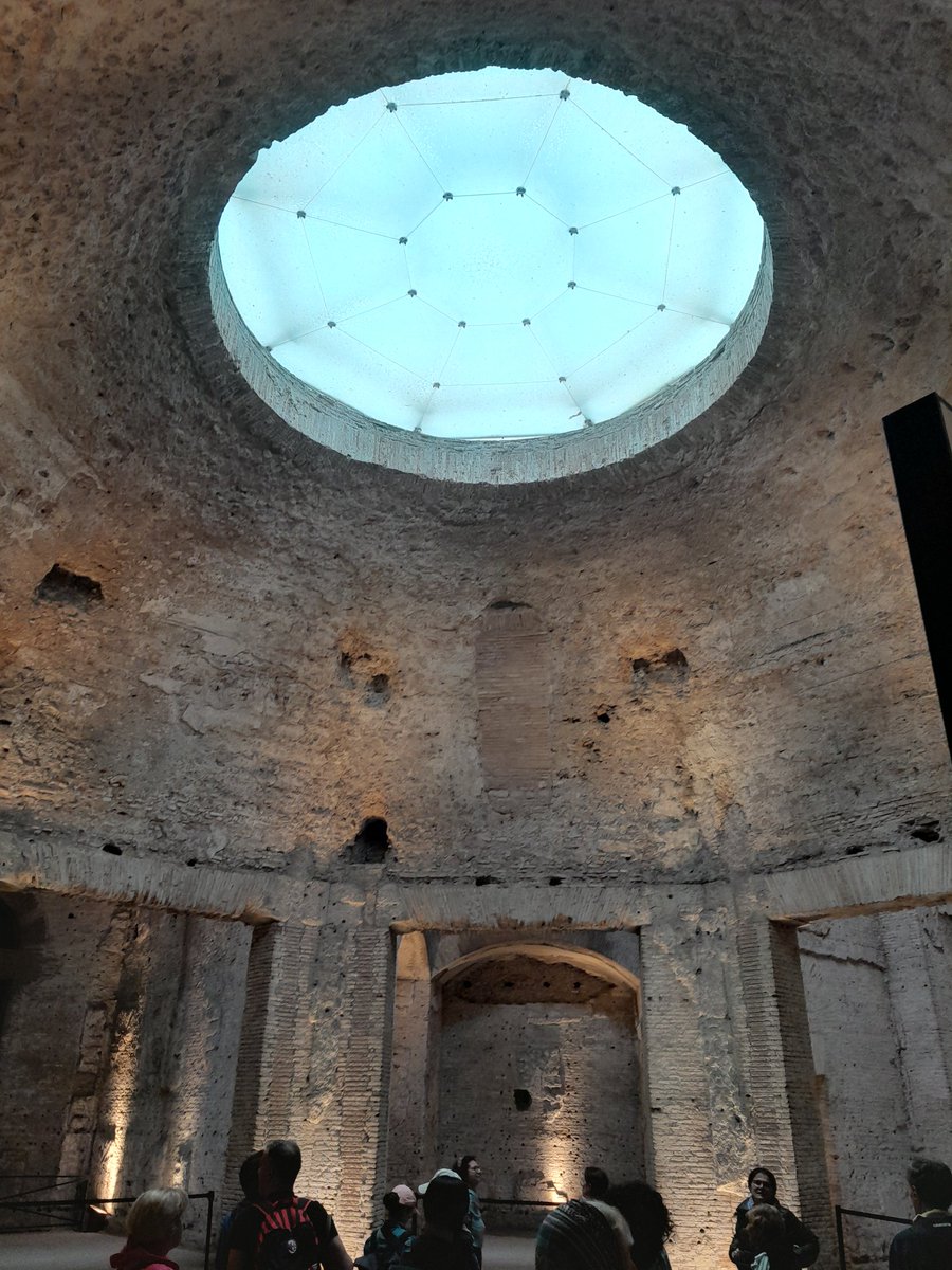 FrancescaG95627's tweet photo. Visita alla #DomusAurea, la residenza imperiale voluta dall'imperatore #Nerone dopo l'incendio di Roma del 64 d.C. Camminare tra queste sale, che ci sono state restituite dal paziente lavoro di archeologi e studiosi è come entrare in un altro mondo. I soffitti, un tempo decorati con dipinti, marmi e stucchi, oggi rivelano il passaggio del tempo, ma lasciano ancora intravedere la grandezza originaria. Le stanze che vediamo erano destinate a banchetti e feste, mentre gli architetti Severus e Celer hanno creato un capolavoro di arte e ingegneria, decorato dal pittore Fabullus.
Quando cammino tra questi spazi, riesco a immaginare la luce che entrava dalle grandi finestre, riflettendosi sugli ori e le pietre preziose che un tempo ricoprivano queste pareti. Anche se oggi è tutto segnato dal tempo, le pitture e le decorazioni emergono ancora dai muri, quasi come fantasmi del passato. Oggi è buio dove un tempo regnava luce e fasto.
 Anche se i successori di Nerone tentarono di cancellare ogni traccia del suo regno, riempiendo queste sale di terra e costruendo sopra di esse, la Domus Aurea è sopravvissuta, nascosta per secoli, fino a diventare una scoperta preziosa per gli artisti del Rinascimento che, calandosi dall'alto in queste "grotte", copiarono i motivi decorativi, dando vita alla famosa "pittura a grottesche".
GIUBILEO: CAMMINI https://t.co/3BQtncmqC7
Oggi, camminare per queste sale è un'esperienza unica, grazie anche alla realtà  virtuale della "Domus Aurea Experience" un viaggio nel tempo, in cui storia, arte e mistero si fondono insieme, restituendo l'immagine di un'epoca che fu e che ancora oggi affascina chiunque la visiti.
I due spettacoli presentati si sviluppano lungo il percorso in 12 tappe della visita guidata alla DomusAurea:
– Proiezione emozionale sulla storia della DomusAurea nella galleria d’ingresso.
– Realizzazione di un’installazione di realtà virtuale nella Sala della Volta Dorata.
GIUBILEO: CAMMINI https://t.co/3BQtncmqC7