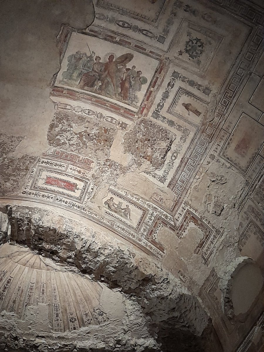 FrancescaG95627's tweet photo. Visita alla #DomusAurea, la residenza imperiale voluta dall'imperatore #Nerone dopo l'incendio di Roma del 64 d.C. Camminare tra queste sale, che ci sono state restituite dal paziente lavoro di archeologi e studiosi è come entrare in un altro mondo. I soffitti, un tempo decorati con dipinti, marmi e stucchi, oggi rivelano il passaggio del tempo, ma lasciano ancora intravedere la grandezza originaria. Le stanze che vediamo erano destinate a banchetti e feste, mentre gli architetti Severus e Celer hanno creato un capolavoro di arte e ingegneria, decorato dal pittore Fabullus.
Quando cammino tra questi spazi, riesco a immaginare la luce che entrava dalle grandi finestre, riflettendosi sugli ori e le pietre preziose che un tempo ricoprivano queste pareti. Anche se oggi è tutto segnato dal tempo, le pitture e le decorazioni emergono ancora dai muri, quasi come fantasmi del passato. Oggi è buio dove un tempo regnava luce e fasto.
 Anche se i successori di Nerone tentarono di cancellare ogni traccia del suo regno, riempiendo queste sale di terra e costruendo sopra di esse, la Domus Aurea è sopravvissuta, nascosta per secoli, fino a diventare una scoperta preziosa per gli artisti del Rinascimento che, calandosi dall'alto in queste "grotte", copiarono i motivi decorativi, dando vita alla famosa "pittura a grottesche".
GIUBILEO: CAMMINI https://t.co/3BQtncmqC7
Oggi, camminare per queste sale è un'esperienza unica, grazie anche alla realtà  virtuale della "Domus Aurea Experience" un viaggio nel tempo, in cui storia, arte e mistero si fondono insieme, restituendo l'immagine di un'epoca che fu e che ancora oggi affascina chiunque la visiti.
I due spettacoli presentati si sviluppano lungo il percorso in 12 tappe della visita guidata alla DomusAurea:
– Proiezione emozionale sulla storia della DomusAurea nella galleria d’ingresso.
– Realizzazione di un’installazione di realtà virtuale nella Sala della Volta Dorata.
GIUBILEO: CAMMINI https://t.co/3BQtncmqC7