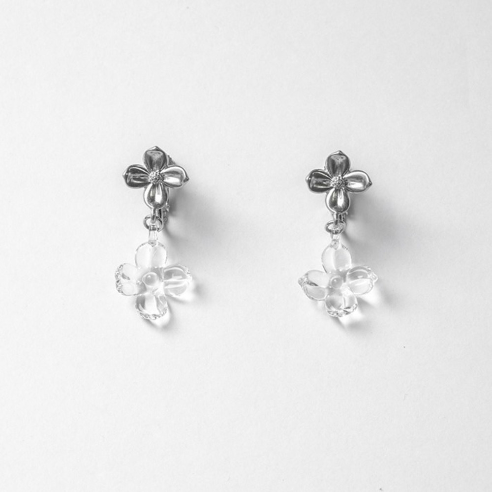 fashionpressnet's tweet photo. ハリオの“ガラス×錫”アクセサリー、ゆらめく「花」ピアスや滴る「しずく」ネックレスなど - https://t.co/5T8DeCF6HB https://t.co/E67lkcHNmu