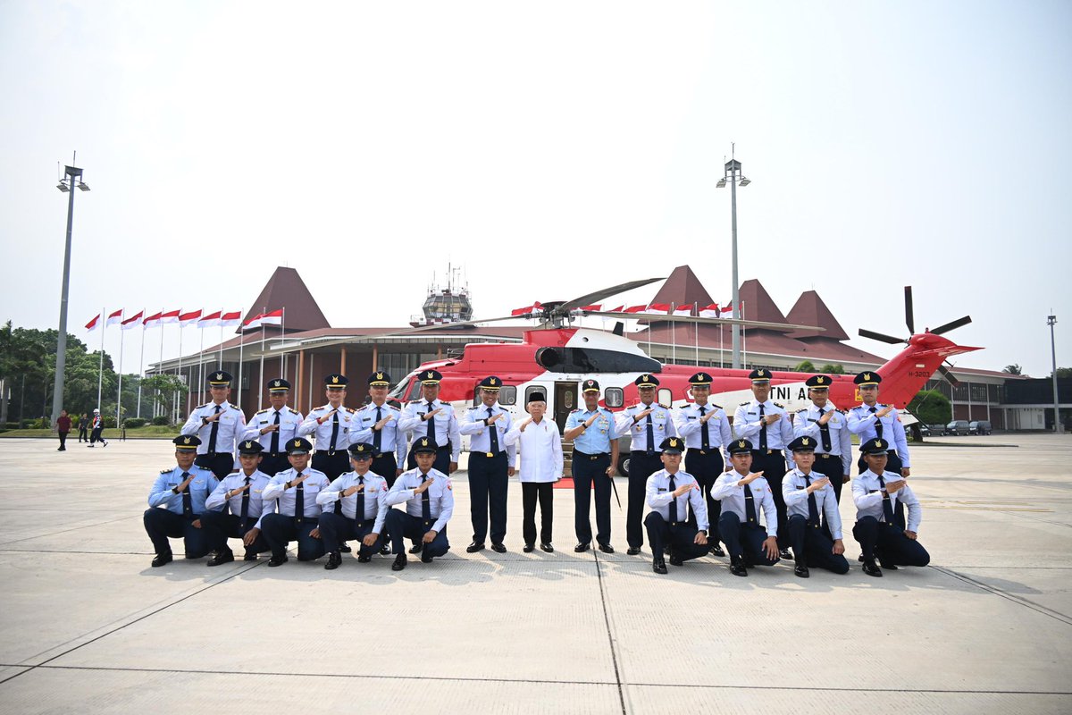 Usai melakukan kunjungan kerja dari Indramayu, Jawa Barat, saya disambut Tentara Nasional Indonesia (TNI) Angkatan Udara (AU) dengan upacara Water Salute.

Saya ucapkan terima kasih atas dukungannya selama ini dalam menjalankan tugas negara sebagai Wakil Presiden. Tugas-tugas