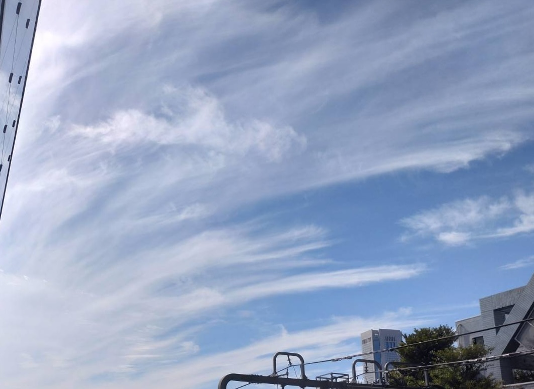 naoijiri's tweet photo. 今日は曇りですね。気分をあげられるよう，10月11日の空をシェアしておきます。 https://t.co/eYcu2UyoBr