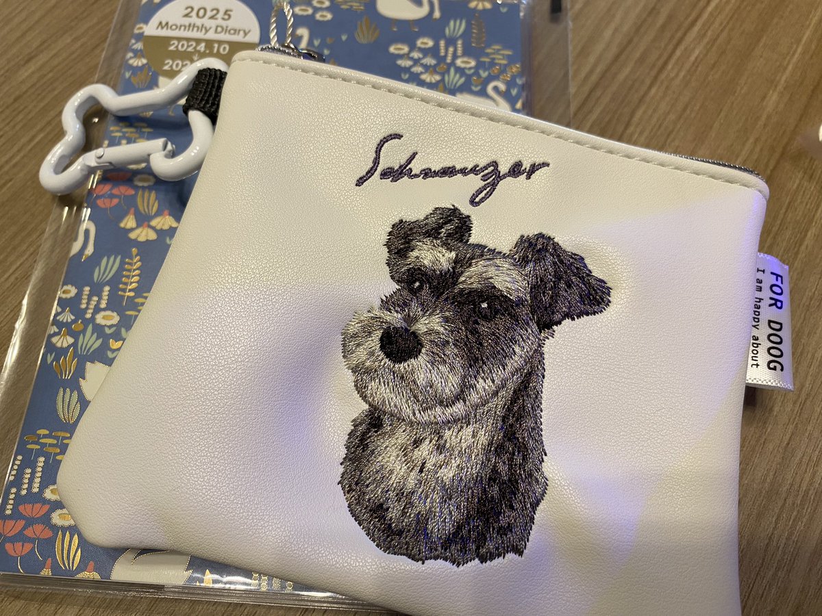 kate_monchhichi's tweet photo. 来年の手帳を買いに雑貨屋さんに行ったら超絶可愛いシュナのポーチ見つけて即買い🥰うちの子にもよく似てる🐶💕…かな？ #Flowerring  #ミニシュナ https://t.co/IauoLbPSud