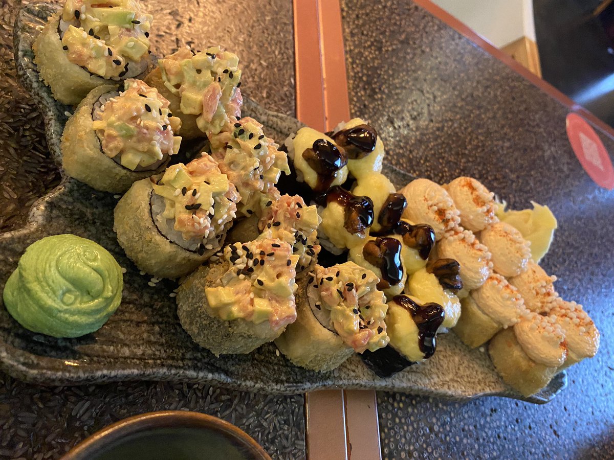 я, когда иду в японский ресторан:
- хочу попробовать что-то новое, надоели эти рамены, и темпура лава! 

также я:
- ммм, хочу снова рамен и темпура лава🤤