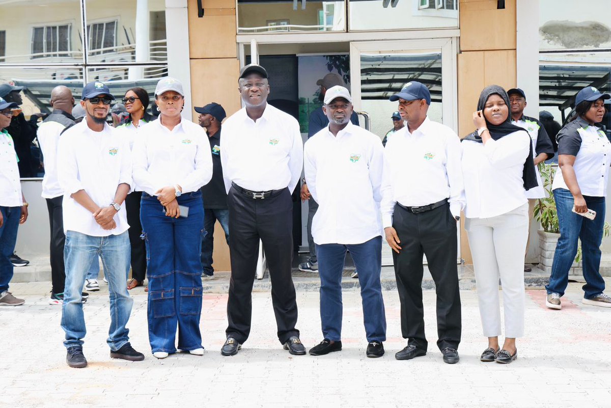 ACReSALNigeria's tweet photo. We are Nigeria
We are ACReSAL
We are committed to Sustainable Landscapes Management Practices in Nigeria
Join us in our mission to GREEN OUR DEAR NIGERIA and SAVE LIVES!
Let’s work together for a sustainable future!
#ACReSALProject #SustainableLandscapes #GoGreenNigeria #Restoration #SaveLives"
"Proud to be part of the ACReSAL Project team!
Our National Project Coordinator, Abdulhamid Umar, and staff rocking our customized gear, spreading the message:
YES, WE CAN!