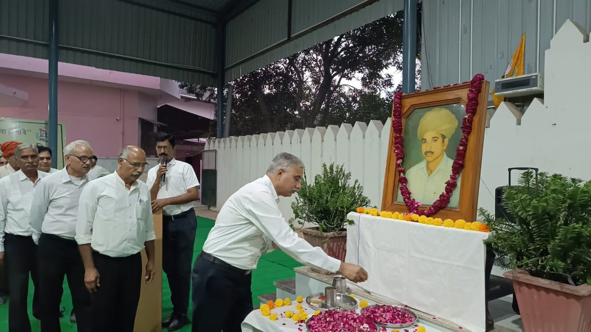 श्रद्धा पूर्वक मनाई द्वितीय संघप्रमुख आयुवान सिंह जी हुडील की जयंती

श्री क्षत्रिय युवक संघ के द्वितीय संघप्रमुख श्रद्धेय आयुवान सिंह जी हुडील की 104वीं जयंती 17 अक्टूबर को देशभर में विभिन्न स्थान पर श्रद्धा पूर्वक मनाई गई जिसमें समाज बंधुओ व स्वयंसेवकों ने हुडील के प्रति 1/7