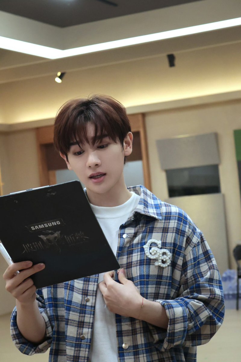 xiaolingao_99's tweet photo. 241018 나인 웨이보 업데이트

先打个上班卡✌🏻

#나인 #까오칭천 #高卿尘 #Nine #GaoQingchen #นายท่านกรชิต #Nineくん https://t.co/otL6uURKRd