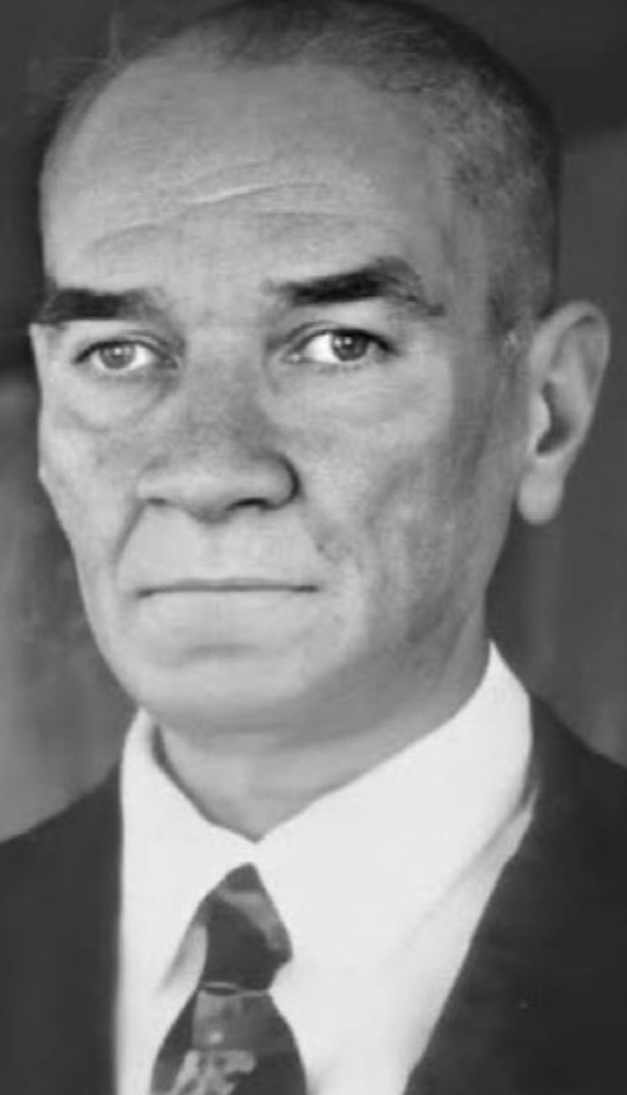 Atatürk’ümüzün bu resmini paylaşıp ona olan sevgimizin azalacağını düşünenler;biz bir resme,heykele,imaja aşık değiliz.Biz ilkelere,vizyonuna,yaptıklarına,
kurduklarına,
gösterdiği hedeflere aşığız.
Resimlerle oynayarak dahi onu çirkinleştiremezsiniz. 
Siz “hele bakın