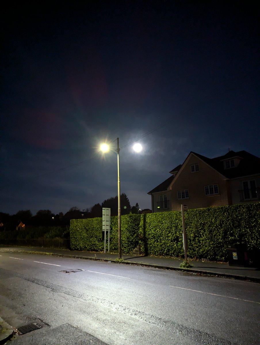 neilp22's tweet photo. Street Moon light #supermoon https://t.co/wiziMIKPPH