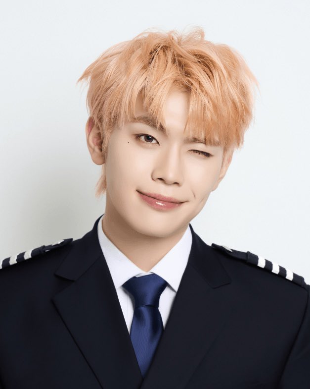 Bijou714's tweet image. 태래 제복 좋다..