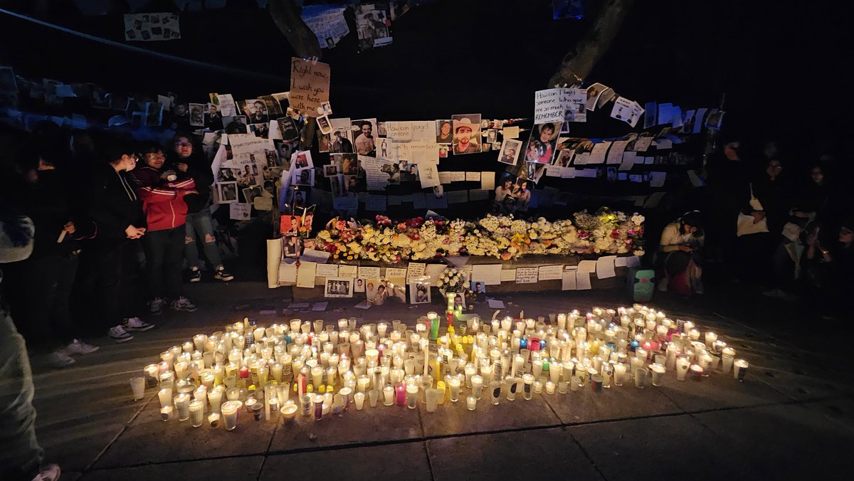 cringybandaid's tweet photo. Llegué a mi casa a las 11, desde el monumento a la revolución, cansada y con cera todavía en las manos, manos acompañadas por olor de las flores qué todos trajeron para ti, las cuales estuve acomodando para que se vieran bonitas, como tú.

#WeLoveYouLiam #WeLoveYouLiamPayne https://t.co/xlfO7srreX