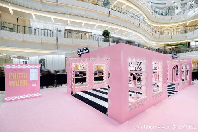 AotnganR's tweet image. อฟช.RogerVivier_罗杰维维亚 : ดื่มด่ำไปกับ Op Art และก้าวเข้าสู่อาณาจักรแห่งแรงบันดาลใจ
#CollectionView#นิทรรศการจำกัดเวลาฤดูใบไม้ร่วงและฤดูหนาวจัดขึ้นอย่างยิ่งใหญ่ที่ Shanghai International Financial Center โดยนำเสนอสุนทรียศาสตร์สมัยใหม่และโรแมนติกของ #rogervivier #เหรินเจียหลุน