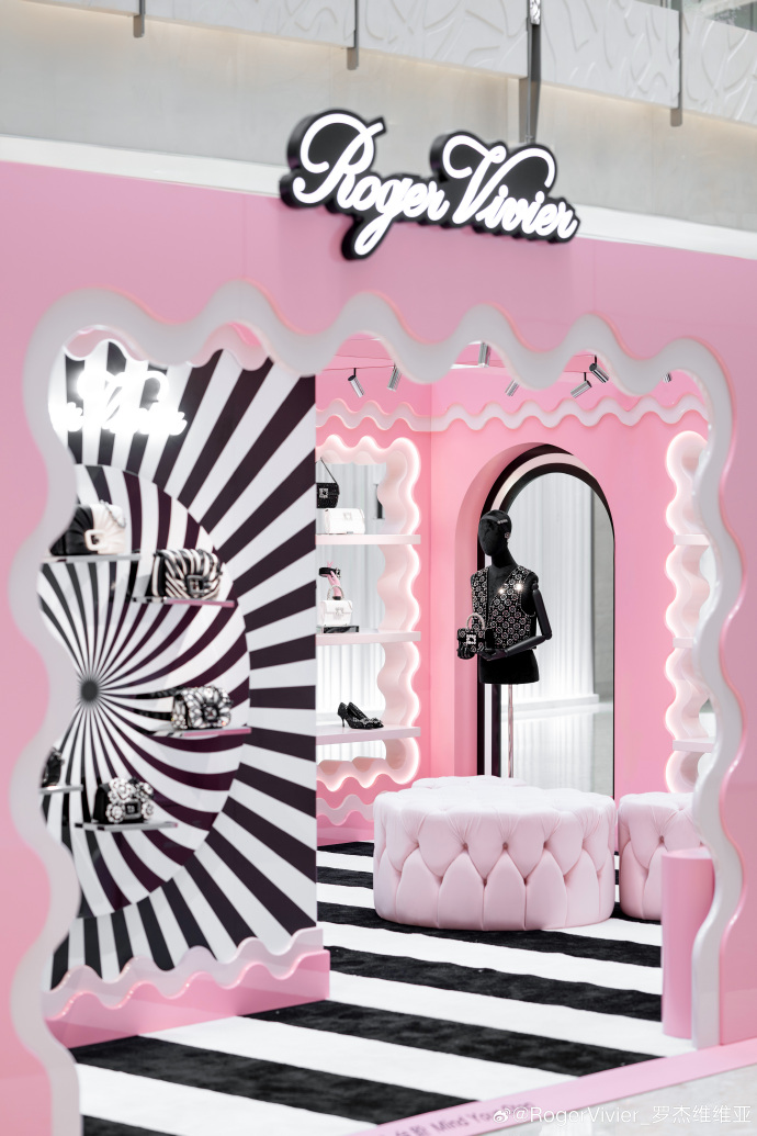 AotnganR's tweet image. อฟช.RogerVivier_罗杰维维亚 : ดื่มด่ำไปกับ Op Art และก้าวเข้าสู่อาณาจักรแห่งแรงบันดาลใจ
#CollectionView#นิทรรศการจำกัดเวลาฤดูใบไม้ร่วงและฤดูหนาวจัดขึ้นอย่างยิ่งใหญ่ที่ Shanghai International Financial Center โดยนำเสนอสุนทรียศาสตร์สมัยใหม่และโรแมนติกของ #rogervivier #เหรินเจียหลุน