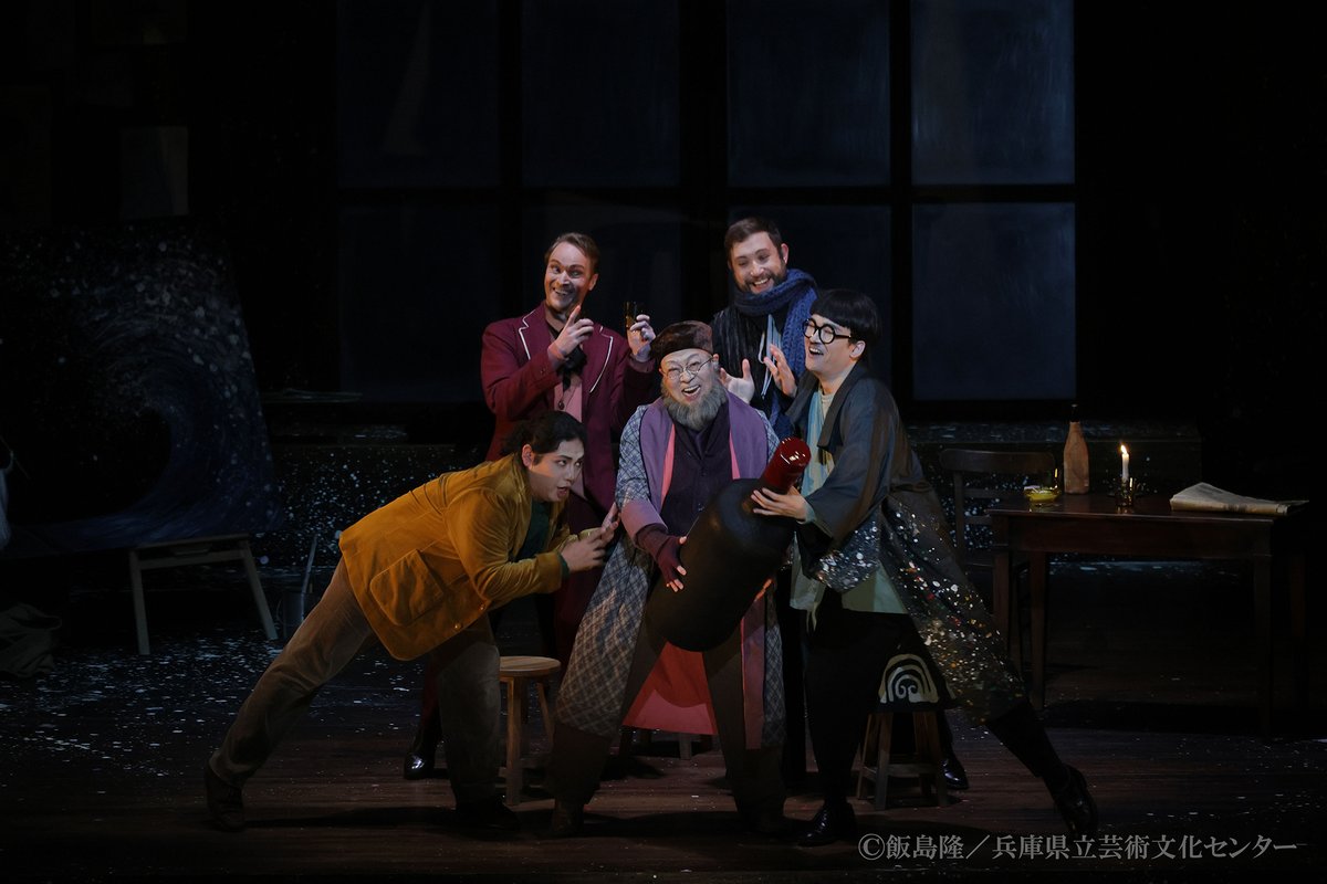 hyogopac_opera's tweet image. ／
全国共同制作オペラ #ラ・ボエーム
兵庫公演　舞台写真公開！
＼
10/12の兵庫公演は、おかげさまで満席のお客様の中、盛況のうちに終演しました！
舞台写真の一部を情報サイト＜ミーツ・オペラ＞に掲載しています。ぜひご覧ください！！
gcenter-hyogo.jp/meetsopera/new…
🎶指揮 #井上道義 演出他 #森山開次