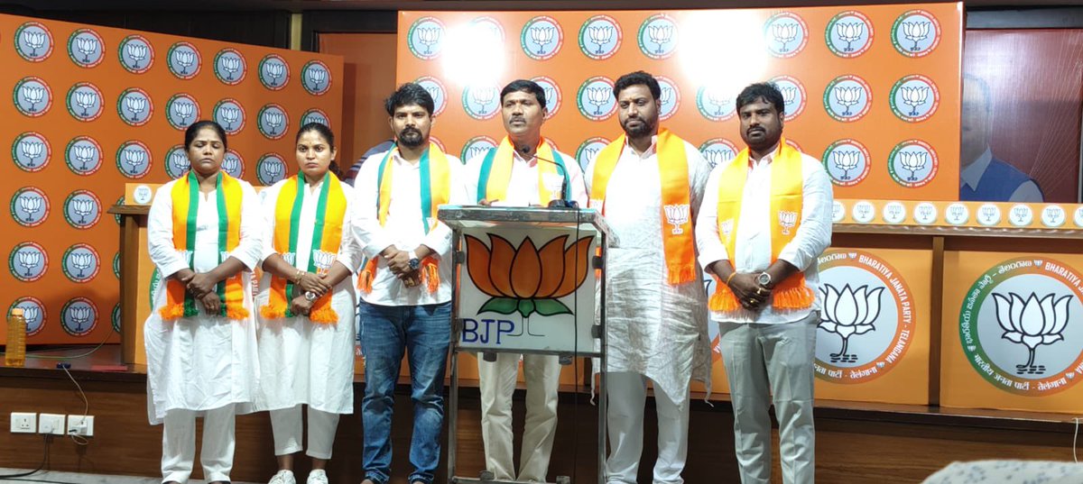 KomaliNaik's tweet photo. Telangana BJP state general secretary and Telangana bjym incharge kasam venkatesh ji press meet for group 1 aspirant issue at Telangana BJP party headquarters. #employment #congressfakeguarantee #congressfakepromises #justicforstudents #telanganaunemployment https://t.co/IT0c3UHVg1