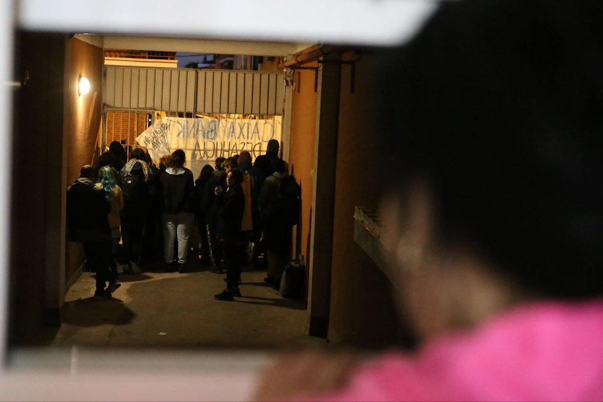 ElSaltoMadrid's tweet photo. Desde anoche decenas de vecinas de Vallecas y miembros de otras asambleas y sindicatos de vivienda acompañan a Pilar y esperan hacer frente a un nuevo desalojo de CaixaBank. 
Por @SusiQiuMad
📸 @Aastarloa
https://t.co/38CvK0BzGI https://t.co/cABKM8raYH