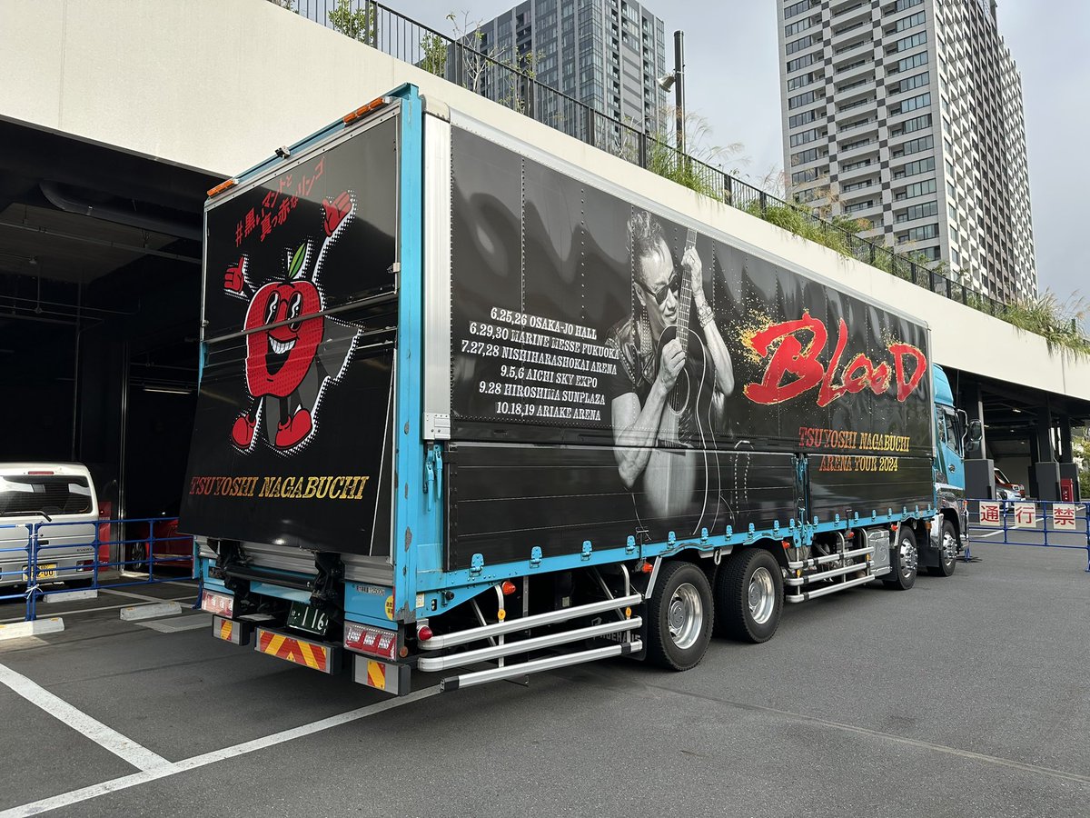 G9Cif's tweet photo. 長渕剛BLOODツアー
有明アリーナ初日
ツアートラック　カッコいい！

#長渕剛
#BLOOD
#有明
#有明アリーナ
#ツアートラック https://t.co/pApjSiWdXk