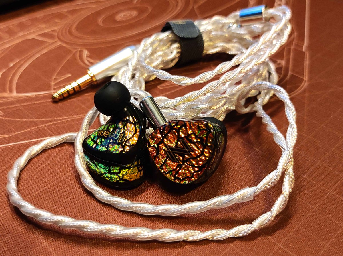 fred_21410's tweet image. My New(Used) Gear...
Flipears - ZURQ XXIV

FFさんにご協力いただき海外からお迎えすることができました✨
サイドにAWがある正式版ですが、傷や汚れもなくとても綺麗な状態で安心しております。

低域強めな音楽やイヤホン好きなこともあり、好み且つ手持ちとも被ることがなく使い分けられそうです🤔