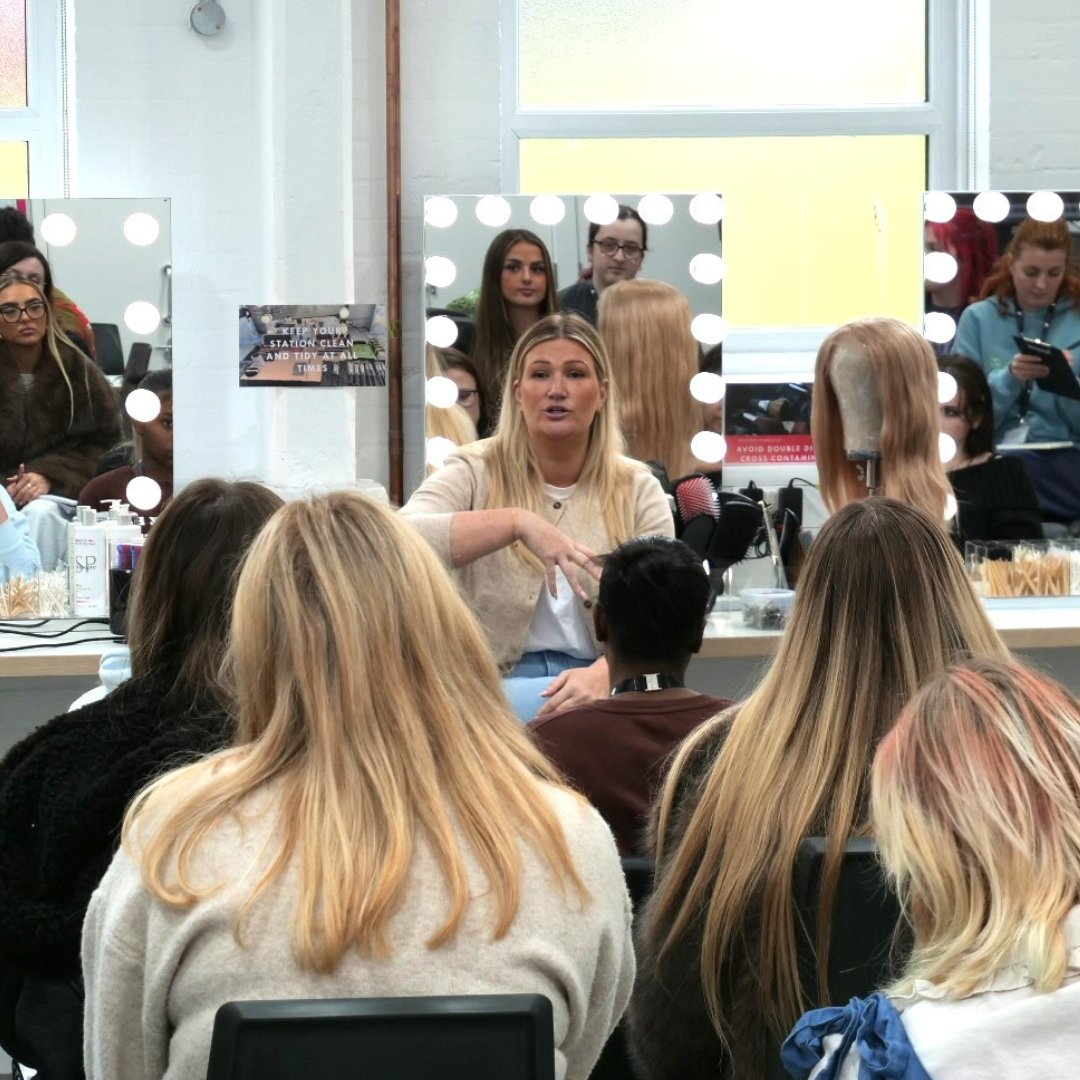 ✨ A big thank you to Lynda for sharing her expertise on working in the wig department and the fascinating process of using historical references for period hairstyles. 

🎬Our students were thrilled to gain insider knowledge on the world of wig styling for film. 🙌