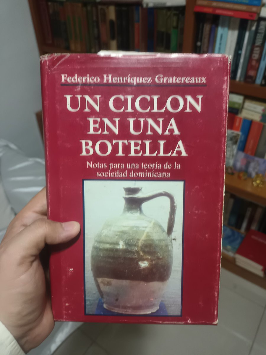 EdgarYost's tweet photo. Pocos intelectuales dominicanos disfruto tanto leyéndolo y escuchándolo  como a Don Federico Henríquez Grateraux, en cada ensayo, en cada programa de televisión, en cada artículo en los periódicos emanaba conocimiento, erudición y lo más importante: siempre todo lo transmitía desde la duda socrática de los sabios, dando una humildad a su enorme sabiduría. Acá recomiendo mis dos libros predilectos con ensayos de su autoría: uno para disfrutar de un viaje por la cultural universal y el otro para viajar por la esencia de la dominicanidad. Les dejo esta reflexión del propio FHG "He llegado a preocuparme por la historia Dominicana como un penado quien no tiene más remedio que entrar en esa maraña de pasiones y de enigmas, en esa masa caótica de opiniones y documentos. Es decir que he llegado a la historia en calidad de naufrago, por no tener más camino que ese para poder vivir en mi país". @AngelicaNoboaP @MilagrosYost @yvanrod @carlos85306447 @KatmartinezA @jmgi1968 @NEspinalBaez @mercedesmacarr2 @DORobertoDO @RosieFeliz1 @EdJorgePrats
