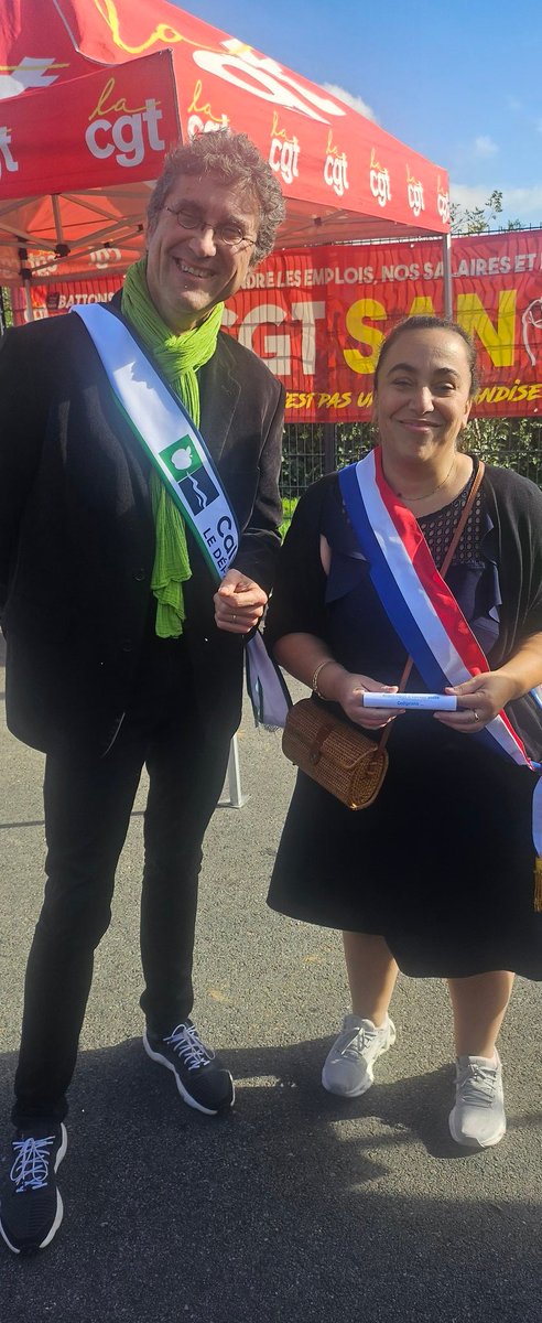 .<a href="/marinetondelier/">Marine Tondelier</a> <a href="/SabrinaSebaihi/">Sabrina Sebaihi</a> avec Françis Joly @RudyLORPHELIN, @GenevieveAuge en soutien aux salarié-es de #Sanofi en grève.

Les Écologistes s'opposent à la vente et dénoncent un véritable scandale, qui accentuerait la dépendance de notre pays en matière de médicaments.