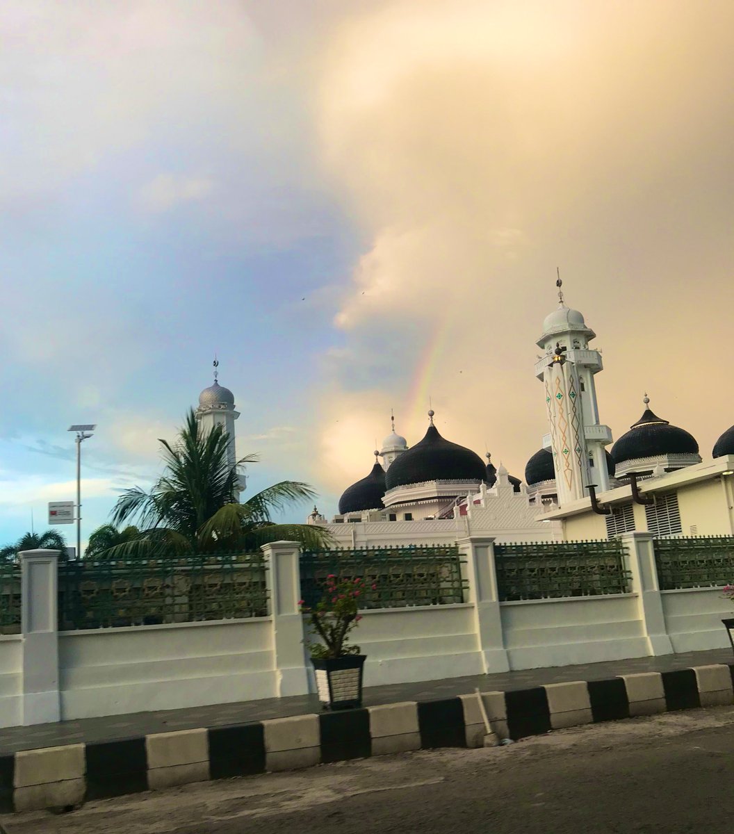 Pelangi sore ini indah sekali menyapa senja dipelataran Masjid Raya Baiturrahman Banda Aceh.