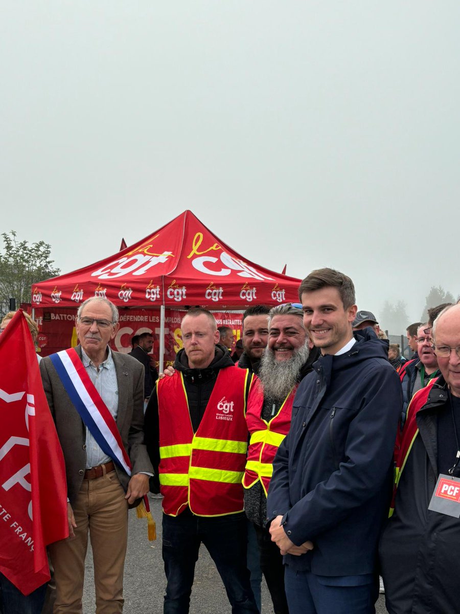 L_Deffontaines's tweet photo. À Lisieux ce matin aux côtés des salariés de Sanofi. Le Doliprane ne doit pas être vendu à un fond de pension.

Il y a 30 ans, nous avons perdu l'industrie du textile, aujourd'hui ils s'attaquent à l'automobile. Si on laisse faire, on perdra l'industrie pharmaceutique demain. https://t.co/zXA4FQxUWG